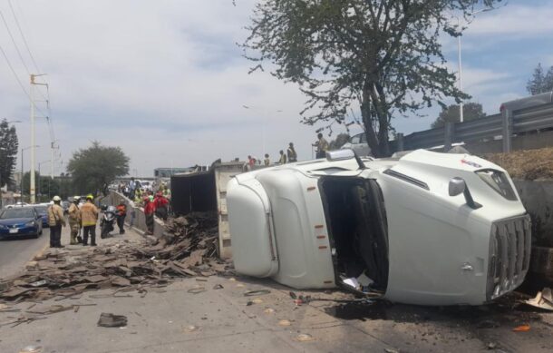 Volcadura genera complicaciones viales en Periférico Poniente