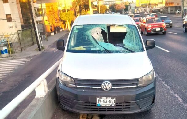 Llanta se desprendió de vehículo y chocó contra camioneta