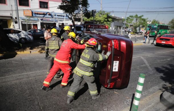 Choque provoca volcadura de un compacto en avenida Revolución