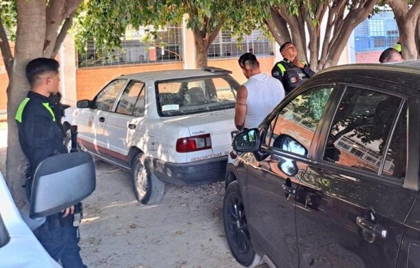 Imputan a policía vial que entró a preparatoria para golpear a estudiantes