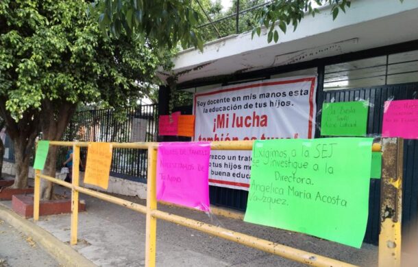 Padres de familia y maestros toman la Secundaria Técnica 86 en Lomas de San Eugenio