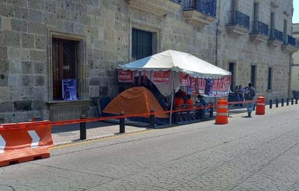 Cumplen 24 horas en huelga de hambre afuera del Congreso