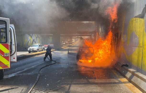 Se incendia camioneta en túnel de avenida López Mateos