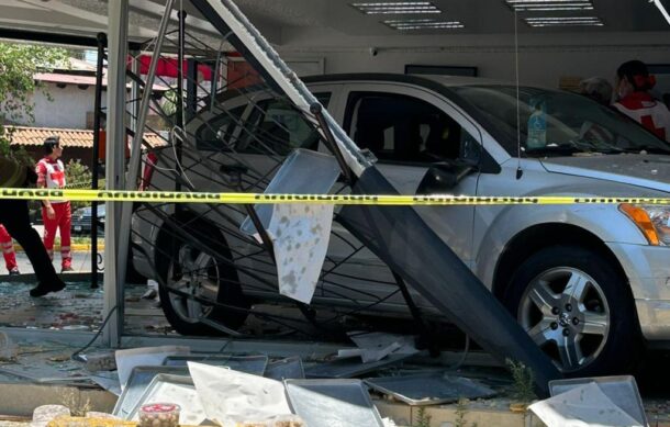 Conductora se equivoca de pedal y mete su camioneta a panadería