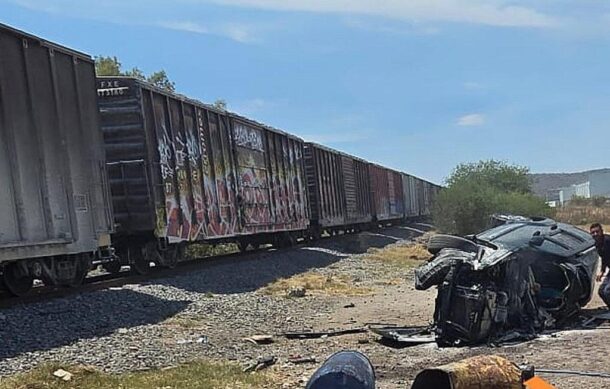 Mueren dos personas en choque contra el tren en Acatlán