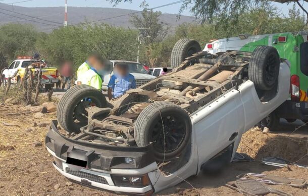 Fallece joven en volcadura de camioneta en Tlajomulco