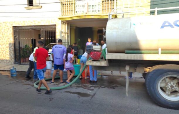 Pipas reparten agua en colonias de Tlaquepaque