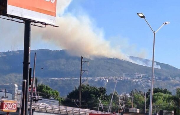 Reportan fuerte incendio en el cerro de Bugambilias