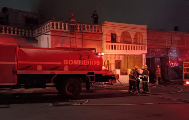 Incendio en fábrica de Fidel Velázquez deriva en desalojo de casas