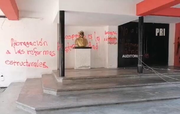 CNTE vandaliza sedes de partidos políticos en Chiapas