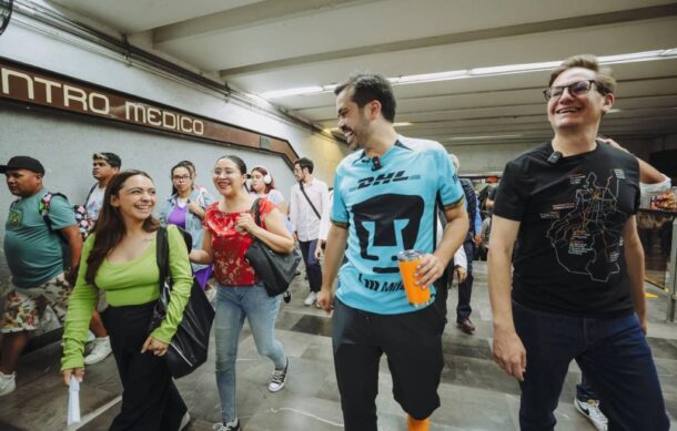 Álvarez Máynez se sube al Metro junto a Chertorivski