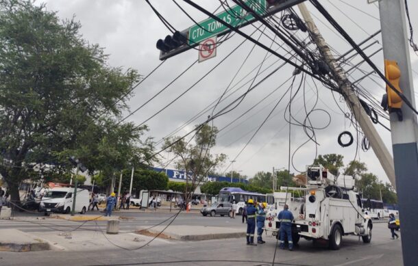 Accidente de revolvedora provoca cierre total de Gobernador Curiel cerca de Miravalle