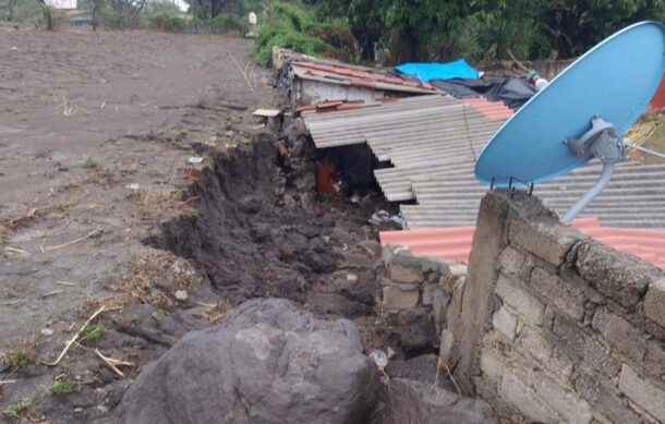 Lluvias provocan caída de barda en finca de Poncitlá