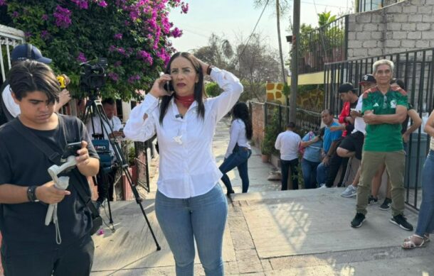 Laura Imelda Pérez emite su voto en Tlaquepaque