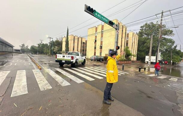 Por encharcamientos, suspenden servicios del Macrobús