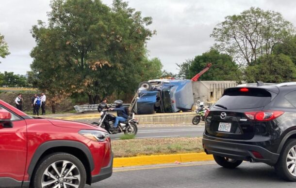 Volcadura colapsa la vialidad en Periférico y López Mateos