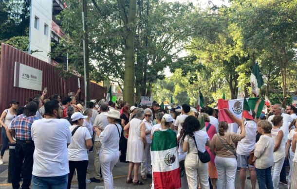 Protestan frente al INE en Jalisco