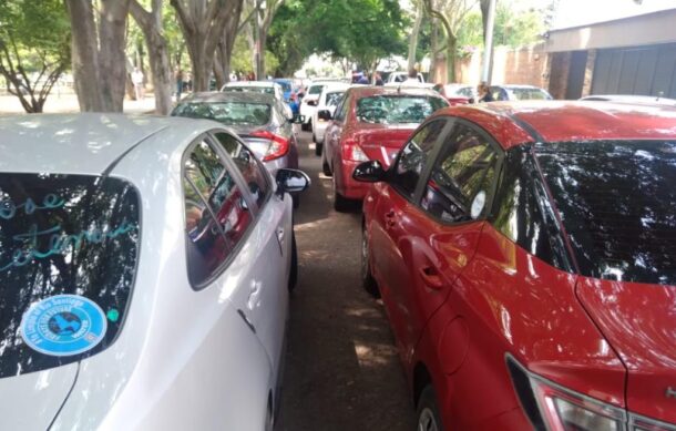 Choferes de plataforma exigen se les permita recoger pasaje en Aeropuerto