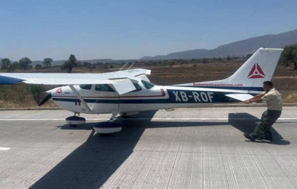 Avioneta realiza aterrizaje sobre el Macrolibramiento