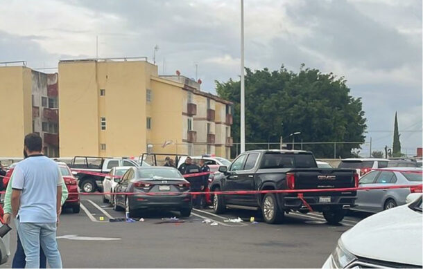 Intensa movilización policiaca en el estacionamiento de la tienda Costco