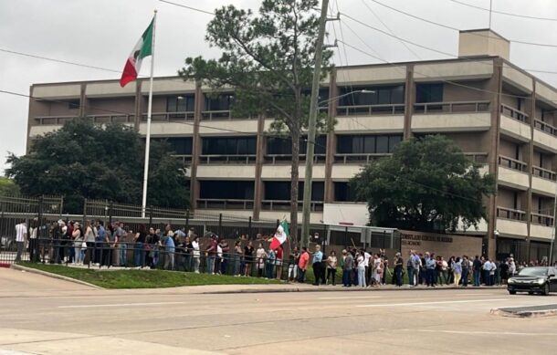 Reportan largas filas para votar en consulados de México en EU