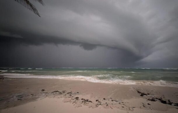 “Beryl” derriba postes, árboles y techos en Quintana Roo