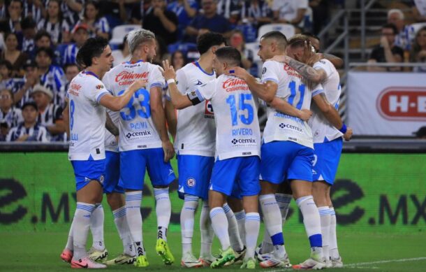 Cruz Azul humilla al Monterrey y es líder del torneo