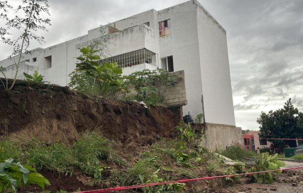 Desalojan a seis familias de edificio en riesgo en El Arenal