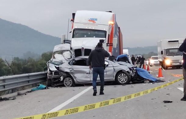 Tráiler embiste y mata a tres personas en Tala