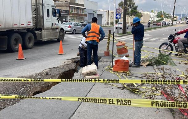 Socavón en Mariano Otero y Las Torres fue reportado por vecinos