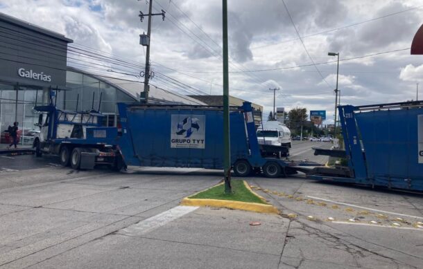 Maniobra fallida de tráiler colapsa lateral de avenida Vallarta