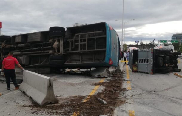 Volcadura de autobús deja 36 heridos en Periférico