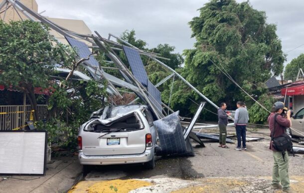 Trabajan para liberar calle afectada por tormenta