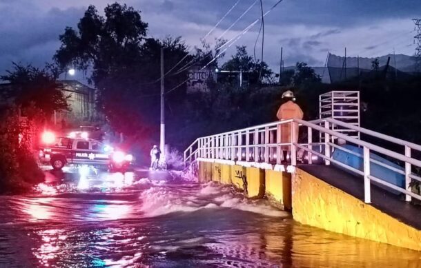 Chofer se salva luego que su carro fue arrastrado