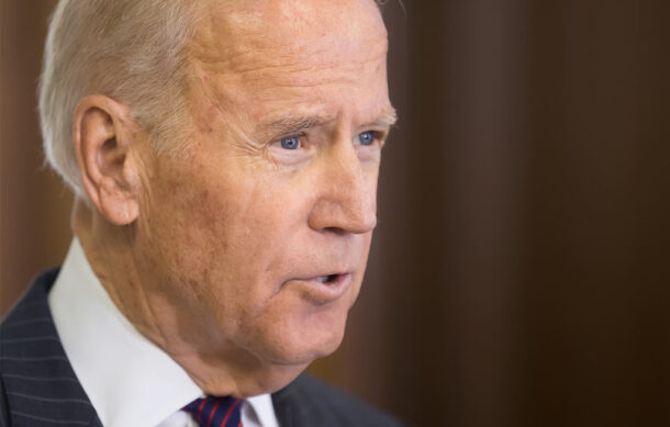 Biden reafirma su candidatura a pese a presiones demócratas y problemas de salud