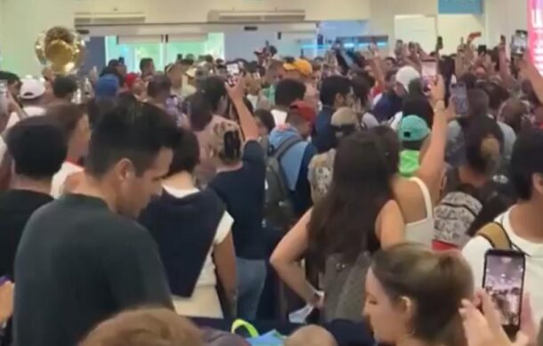 Pasajeros varados cantan “Cielito lindo” en Aeropuerto de Cancún