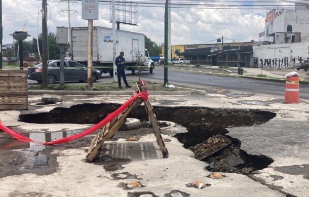 Se forma socavón en la avenida Adolf Horn