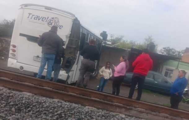 Ferrocarril choca contra autobús en Poncitlán