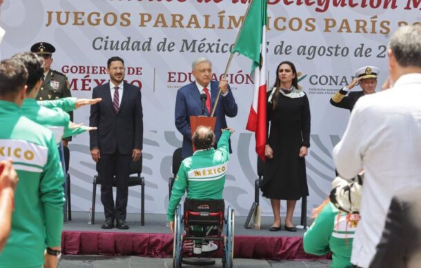 Abandera AMLO a delegación mexicana de Paralímpicos