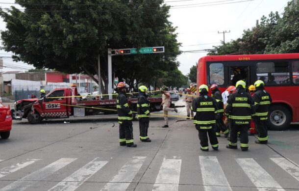 Choque entre grúa y transporte público deja cuatro heridos