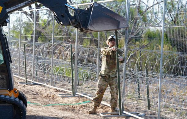 Texas extiende alambre de púas en frontera con México