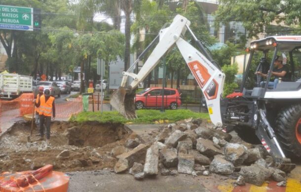 Cierran cruce de Américas y Providencia por socavón