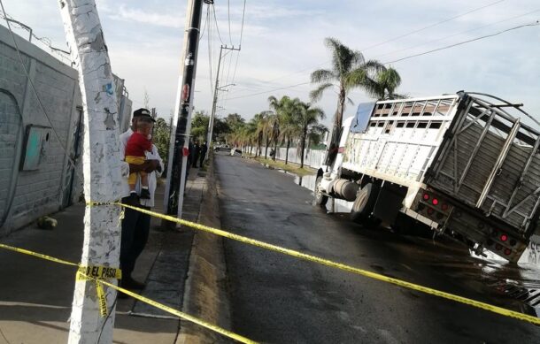 Socavón atrapó dos vehículos en calles de Zapopan