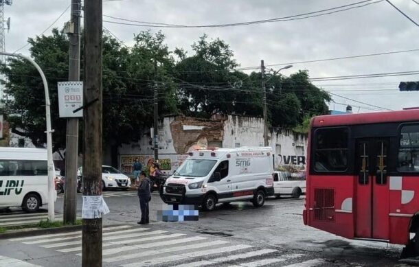 Muere motociclista al chocar contra camión en GDL