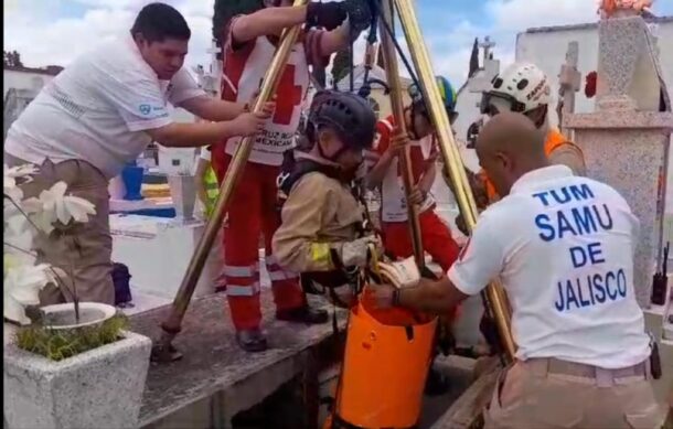 Hombre cae a tumba en panteón municipal de Zapopan