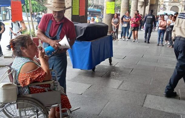 Ambulantes reanudan protestas afuera de Presidencia de GDL