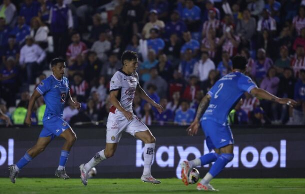 Cruz Azul vence a Chivas y se afianza como líder del Torneo