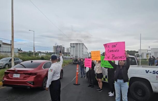 Protestan por baches en el Camino Real a Colima