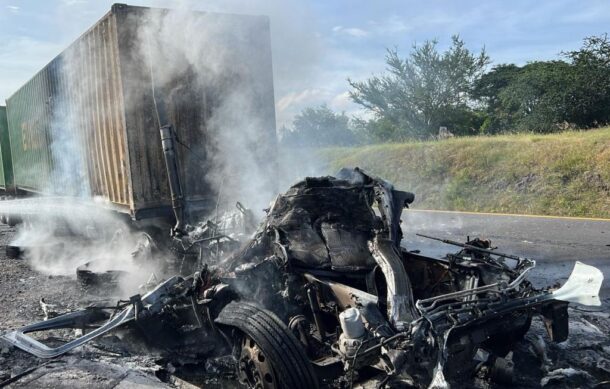 Choque en Ocotlán deja un tractocamión calcinado