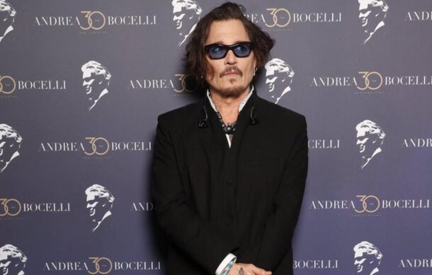 Depp sorprende en hospital disfrazado de Jack Sparrow